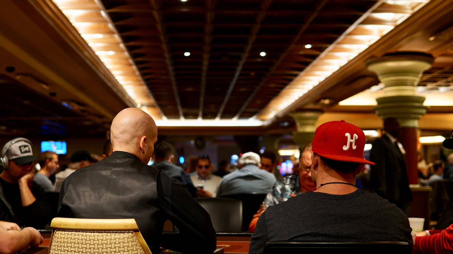 Jugando al póker en un casino.