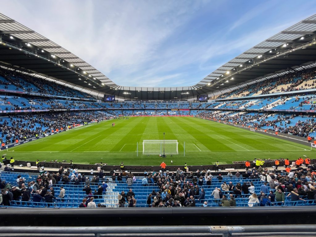 Estadio de fútbol Etihad en Manchester, Inglaterra.